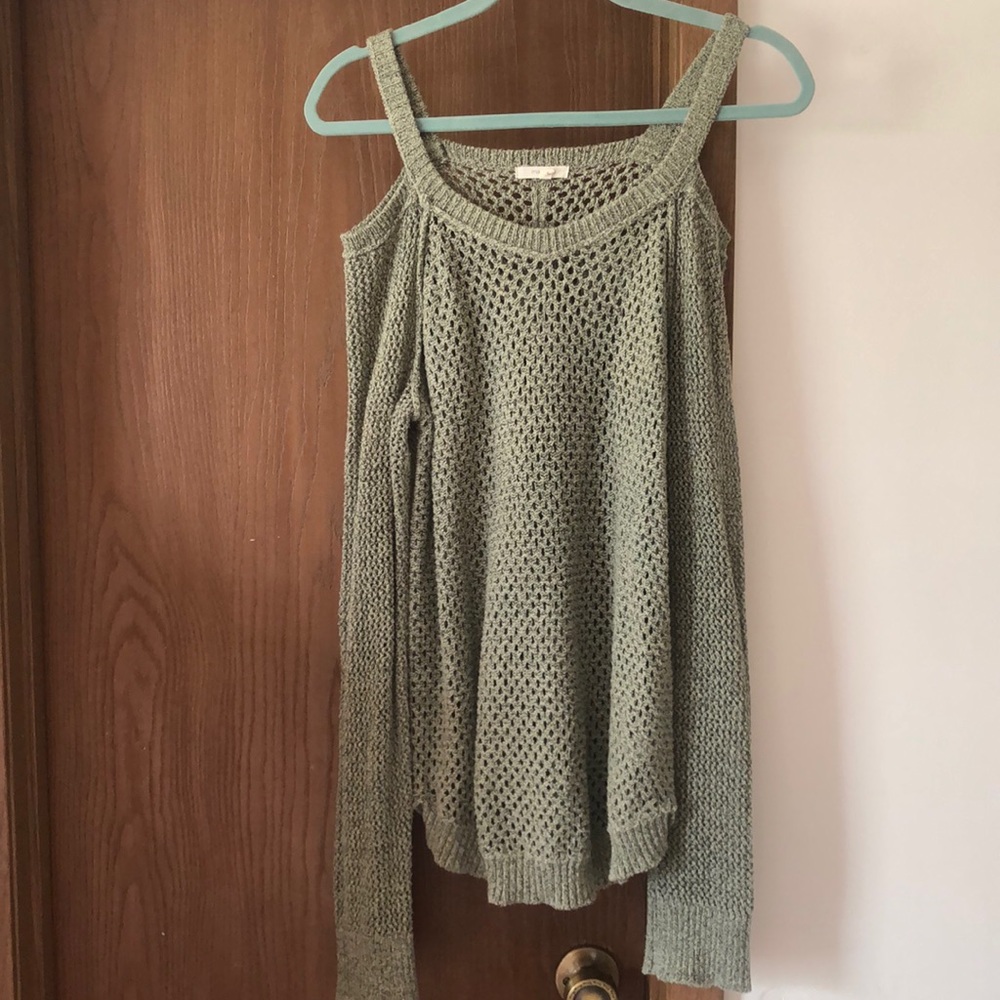 Cold shoulder open-weave sweater 🍃